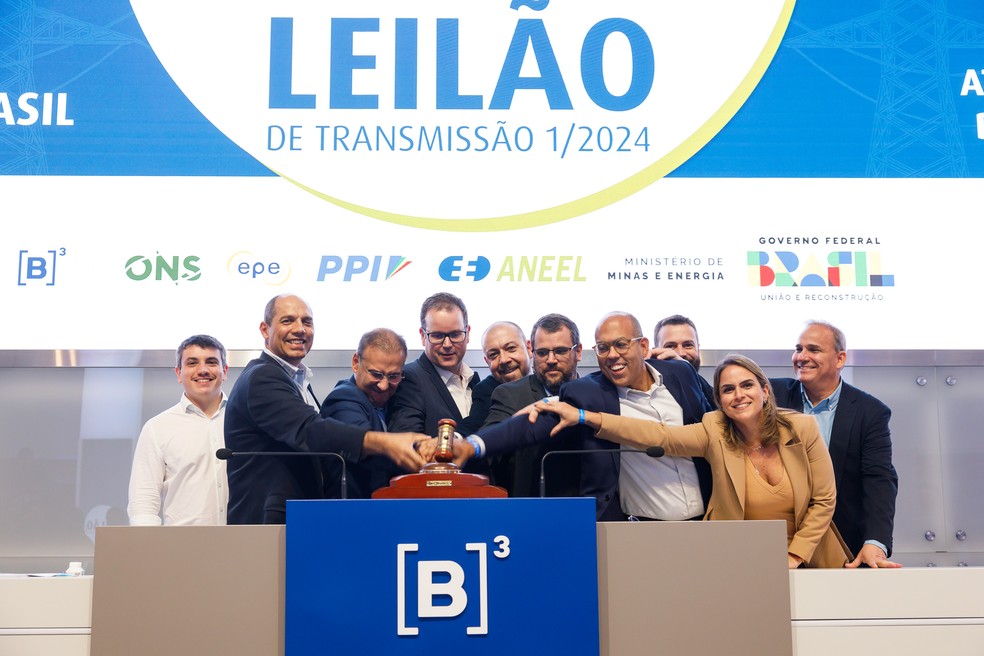 Elio Wolff, vice-presidente da Eletrobras, e equipe em leilão na B3 — Foto: Cauê Diniz/B3 Divulgação