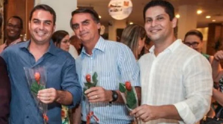 Flávio e Jair Bolsonaro ao lado de Alexandre Santini, em evento na loja de chocolates