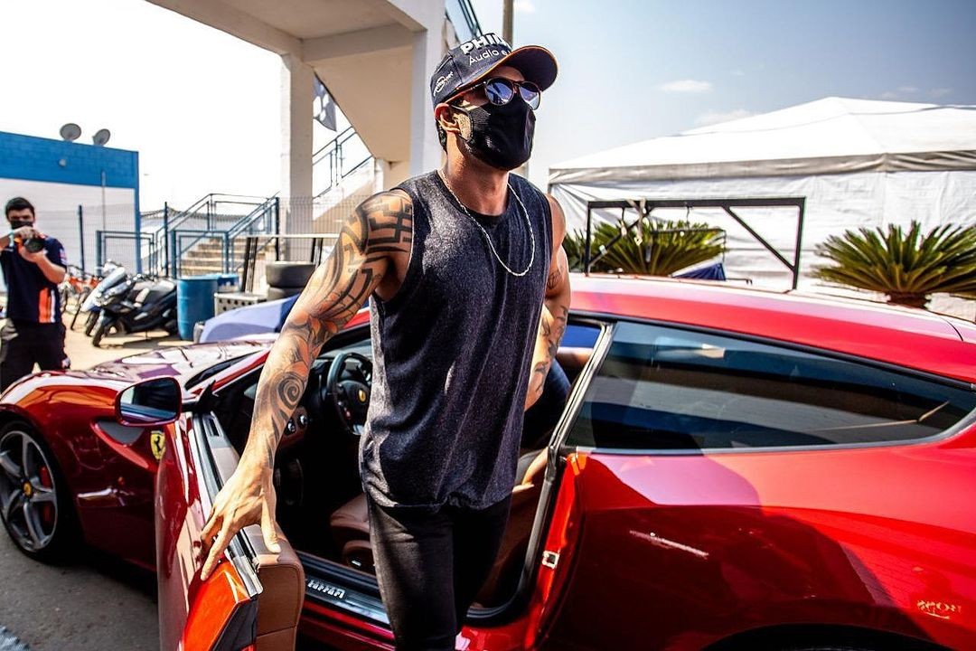 Gusttavo Lima não esconde sua paixão por carros luxuosos — Foto: Reprodução Instagram