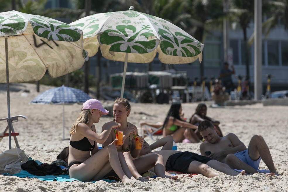 A movimentação nas areias de Ipanema — Foto: Guito Moreto/Agência O Globo