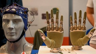 Um par de próteses inteligentes é exibido na Conferência de Desenvolvedores de Robôs Humanoides da China de 2024, em Xangai — Foto: AFP