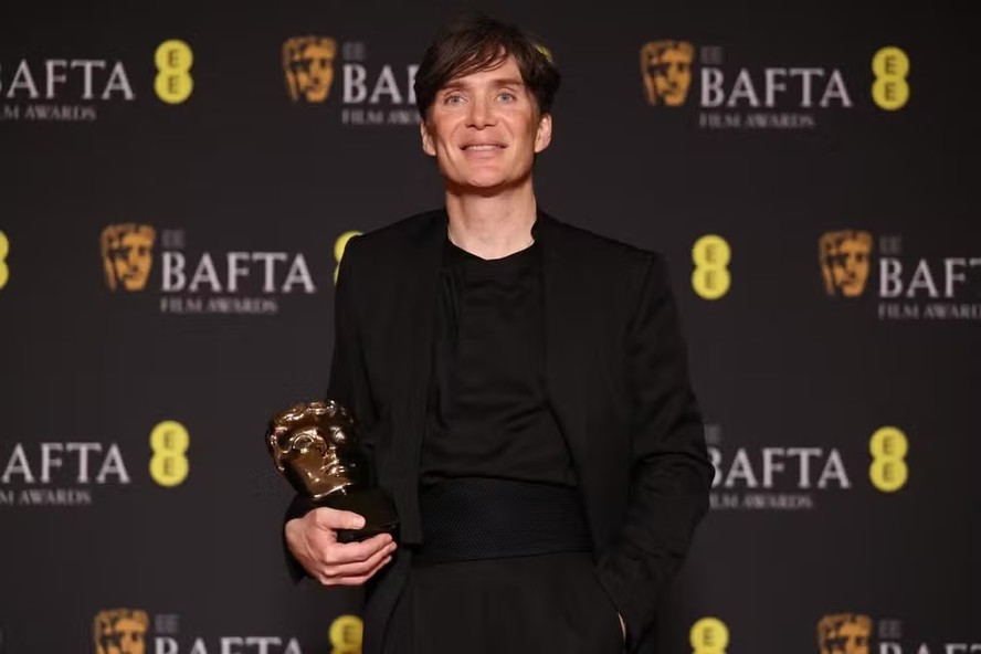 Cillian Murphy segura o prêmio de melhor ator por sua atuação em 'Oppenheimer' no Bafta 2024