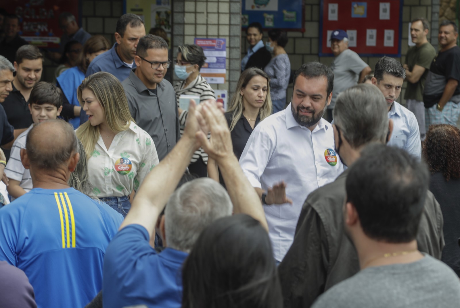 Castro deixa seção eleitoral após votar, a Barra da Tijuca, acompanhado de sua família — Foto: Gabriel de Paiva