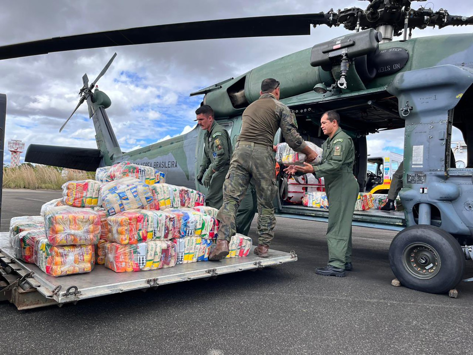 Mantimentos são levados por militares para a região — Foto: Divulgação FAB