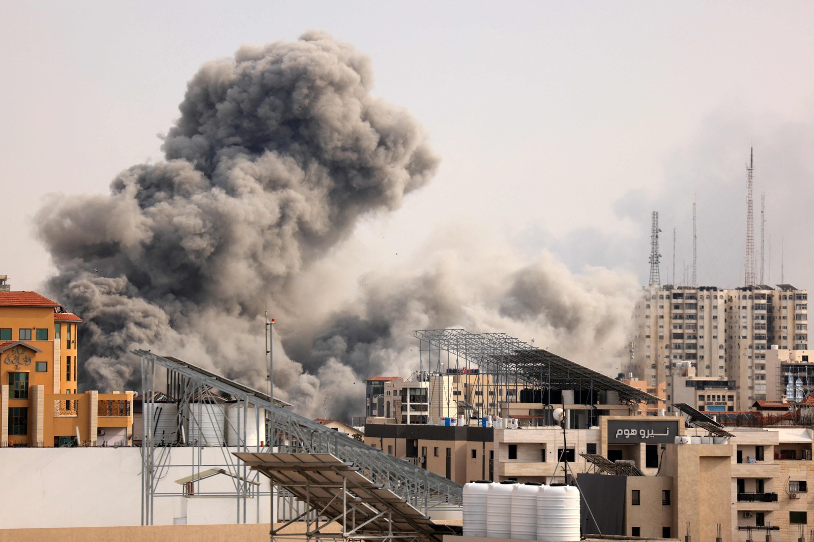 Fumaça de bombardeio israelense sobe no céu de Gaza — Foto: Mahmud Hams/AFP