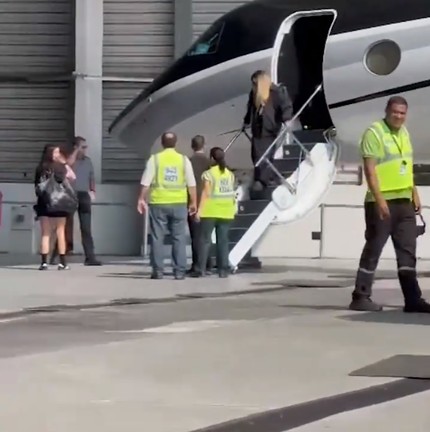 Madonna desembarca no Rio de Janeiro: cantora chega ao Aeroporto Tom Jobim - Galeão na manhã desta segunda-feira (29) - Foto: Reprodução/G1