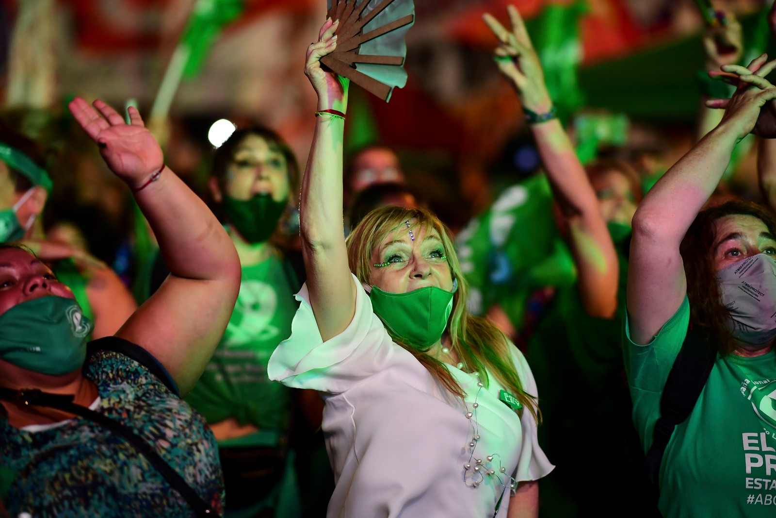 Manifestantes pró escolha comemoram a aprovação da lei que legaliza o aborto pelo Senado argentinoAFP