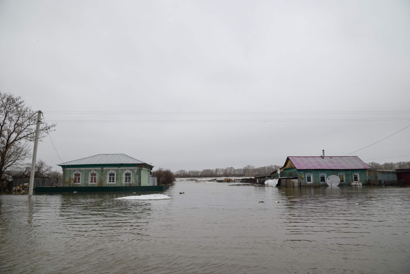 Vista do assentamento inundado de Pokrovka, a cerca de 90 km da cidade de Petropavl, no norte do Cazaquistão — Foto: Evgeniy Lukyanov / AFP