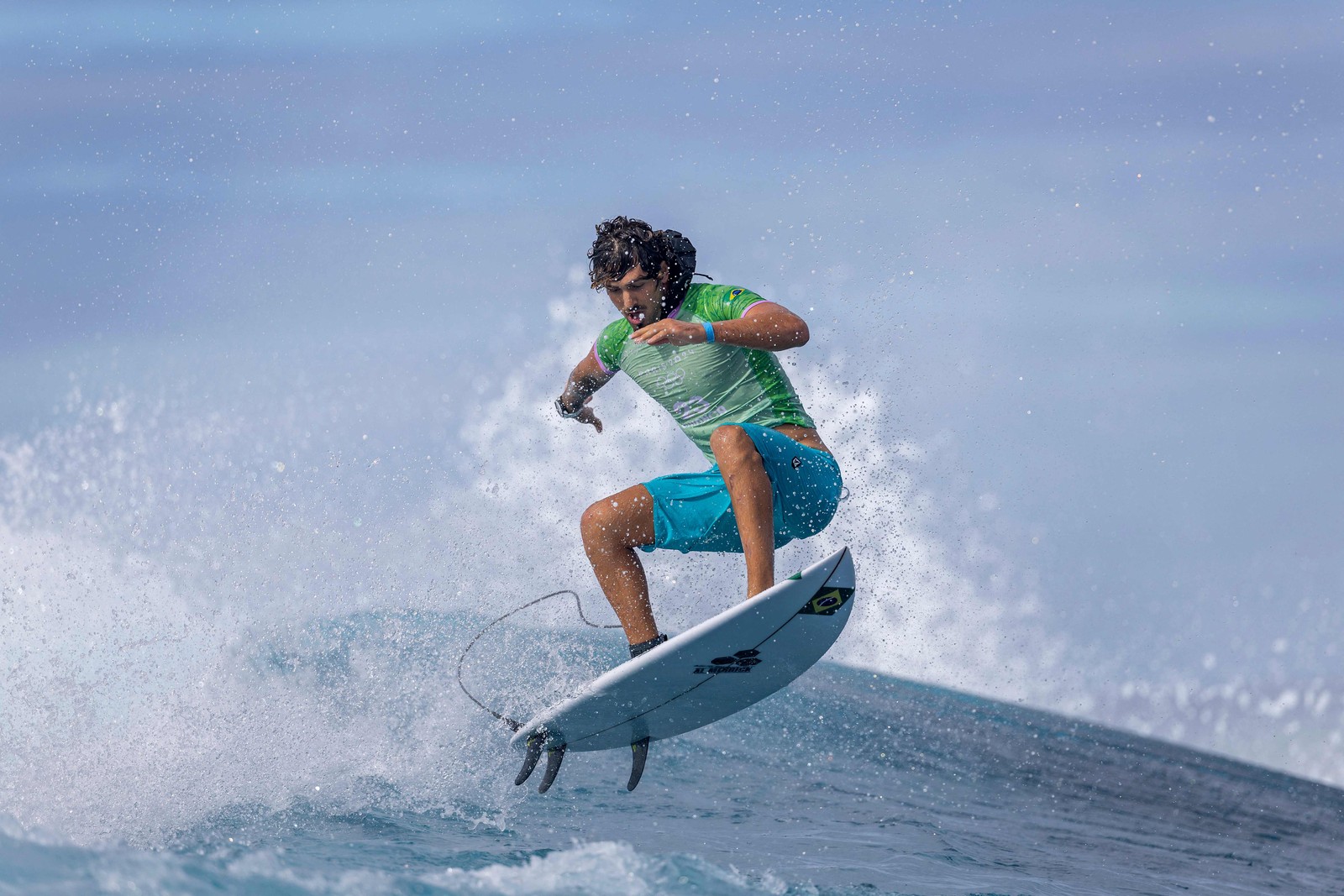 João Chianca, do Time Brasil, pega uma onda durante a primeira rodada de surfe no primeiro dia dos Jogos Olímpicos de Paris 2024, em 27 de julho de 2024, em Teahupo'o, Polinésia Francesa. — Foto: Ed Sloane / POOL / AFP