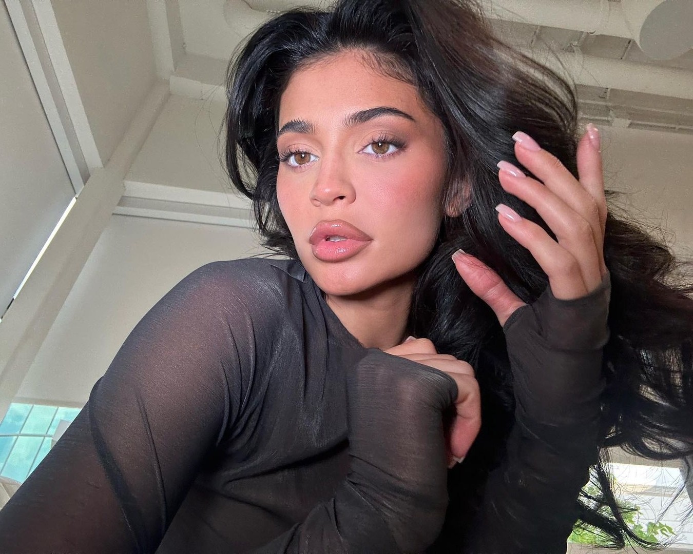 A empresária Kylie Jenner se submeteu ao procedimento 'olhos de raposa'  — Foto: Reprodução Instagram