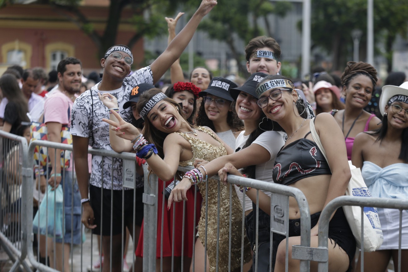 Fãs da cantora Taylor Swift no Engenhão — Foto: Domingos Peixoto / Agência O Globo