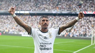 Outro que defendeu o Barcelona, Paulinho está sem clube desde que deixou o Corinthians — Foto: Reprodução