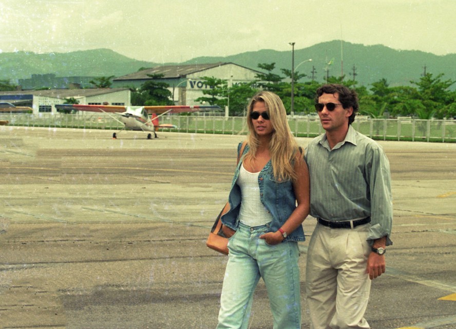Adriane Galisteu e Ayrton Senna no Aeroporto de Jacarepaguá, em dezembro de 1993