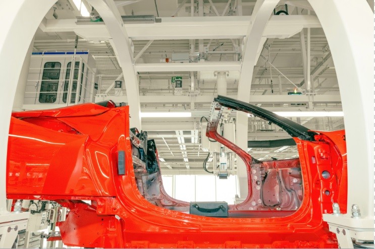 Deslizando em transportadores robóticos, uma linha de chassis da Ferrari pode ser vista na nova fábrica da montadora em Maranello, Na Itália, que entrou em operação em junho passado — Foto: Maurizio Fiorino/The New York Times