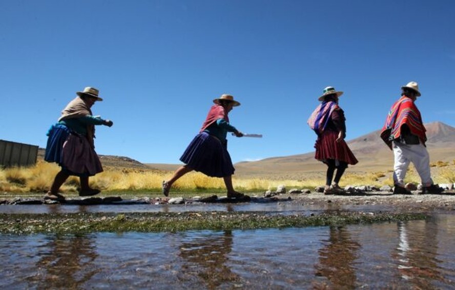 O Silala nasce no departamento boliviano de Potosí e em seu caminho cruza a fronteira com o Chile