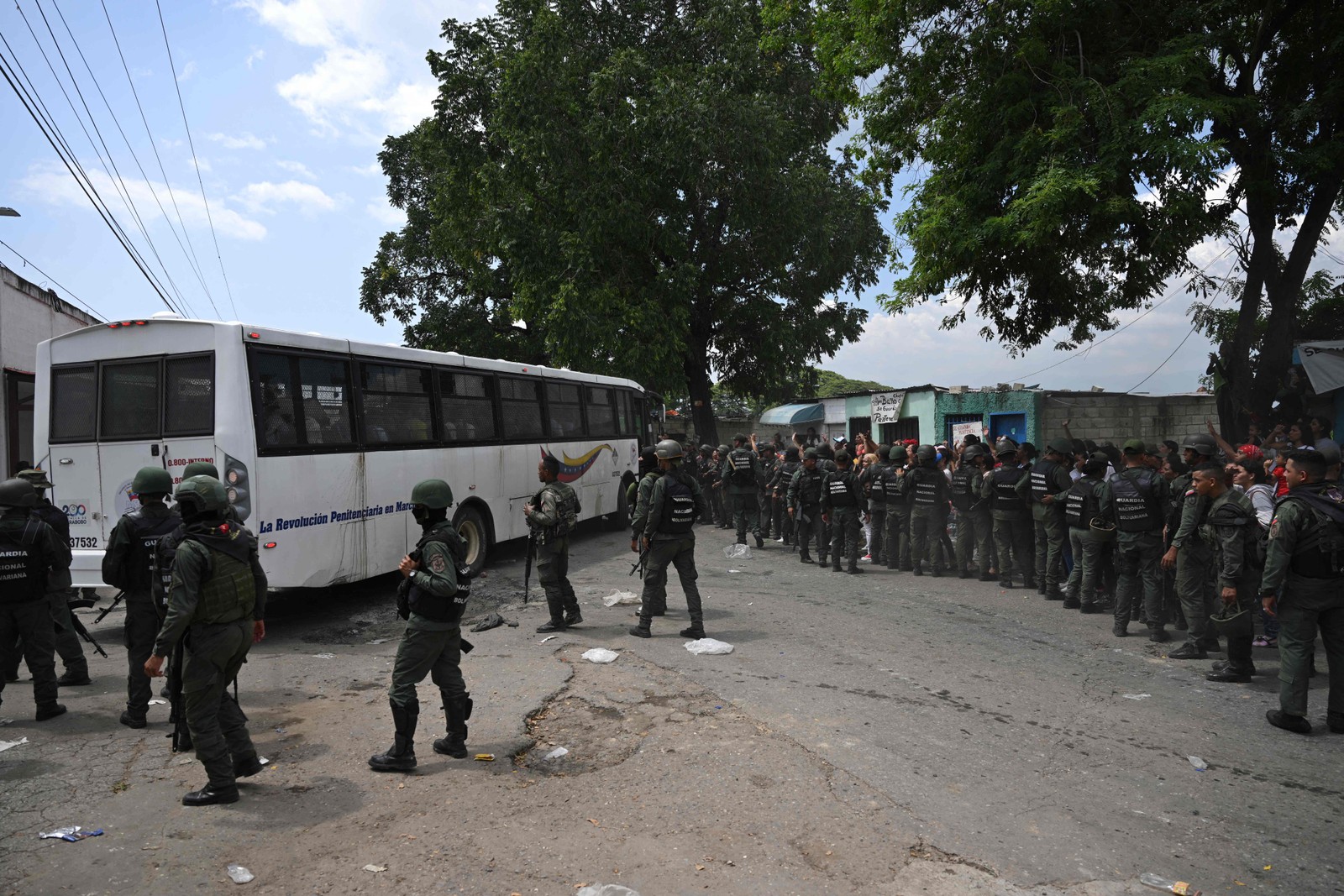 Operação das forças do governo da Venezuela na prisão de Tocoron em Maracay — Foto: YURI CORTEZ/AFP