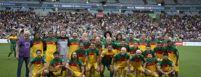 Partida de futebol beneficente em prol das vítimas da catástrofe climática no Rio Grande do Sul, com a presença de Ronaldinho Gaúcho, Adriano, Cafu, Ludmilla e outros. Na foto, o time verde. — Foto: Guito Moreto - Ag O Globo