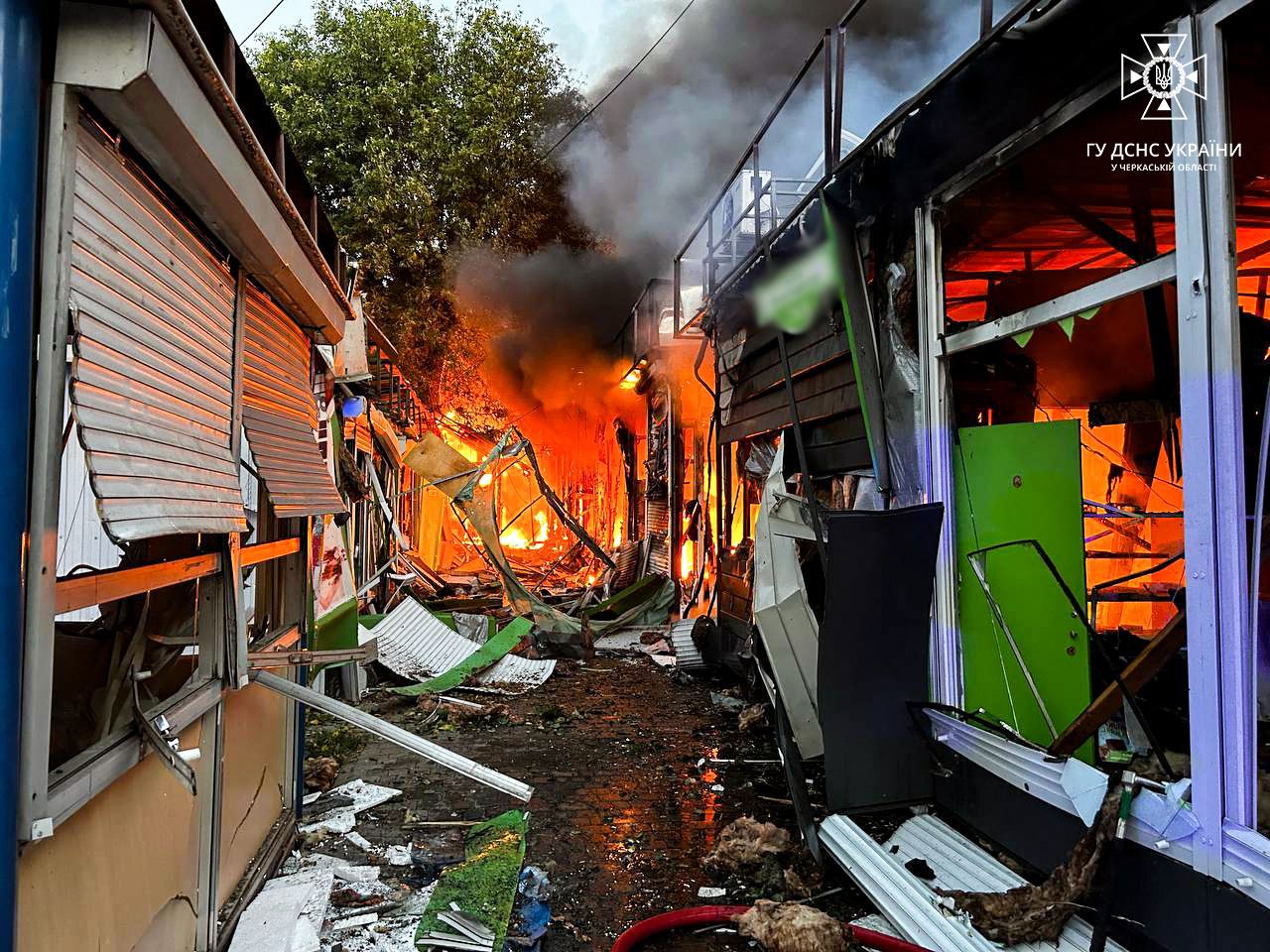 Incêndio em um mercado na cidade de Cherkasy após ataque noturno com mísseis na Ucrânia — Foto: Sergei SUPINSKY/AFP