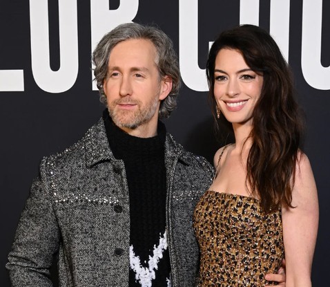 Adam Shulman e Anne Hathaway posam durante evento