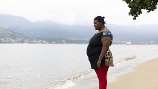 Tatiane Cordeiro, 41 anos, carreteira, recebe o Auxílio Brasil. Perdeu as filhas Thaline, de 16 anos, e Ana Vitória, de 7 anos, em um deslizamento de terra em São Sebastião — Foto: Maria Isabel Oliveira/Agência O Globo