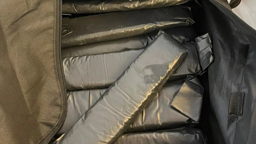 Brasileiros presos em cruzeiro de luxo, na França, esconderam cocaína em malas — Foto: Divulgação/Alfândega da França
