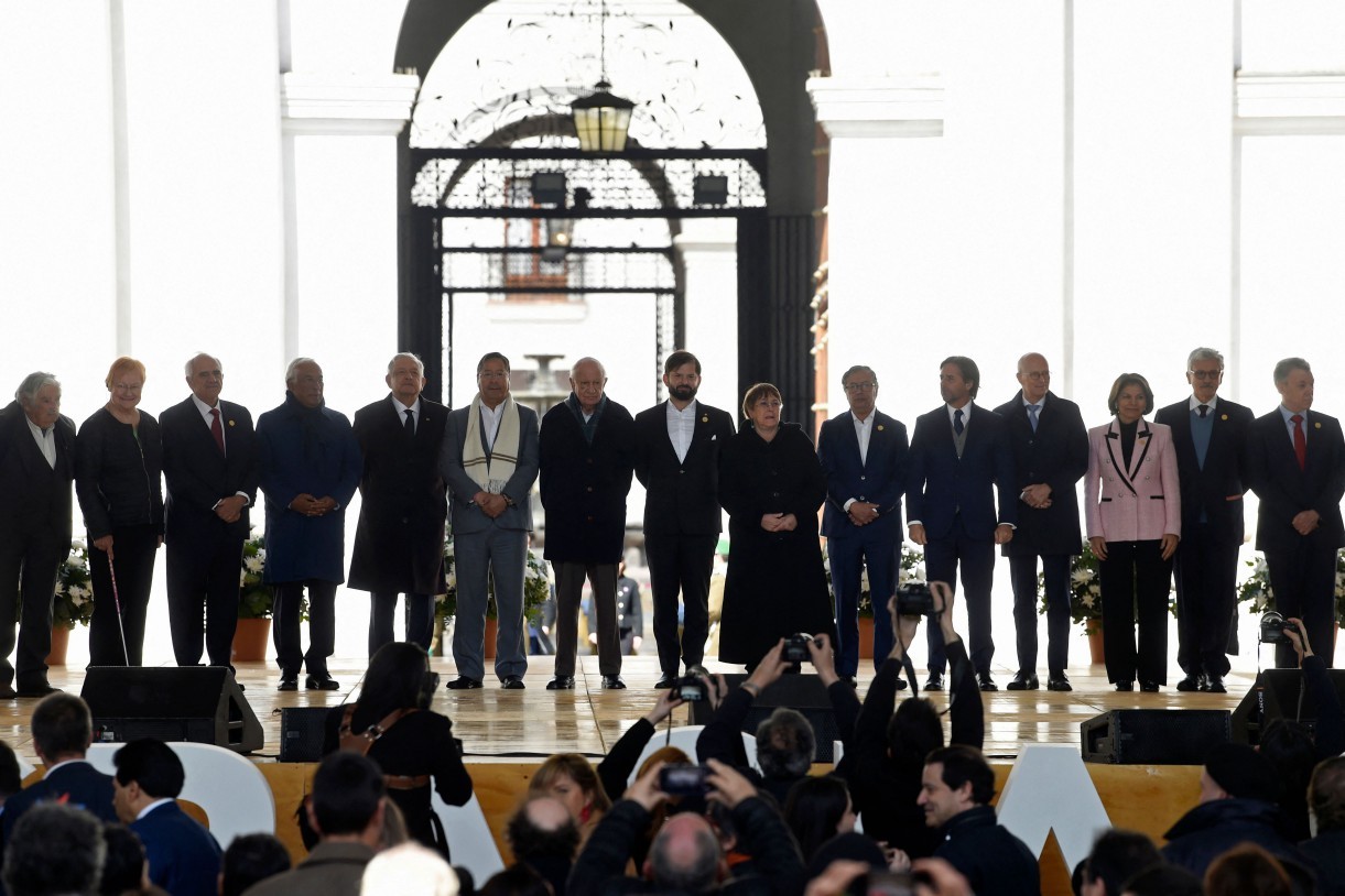 O presidente chileno Gabriel Boric acompanhado de outras autoridades mundiais em ato de memória dos 50 anos do golpe — Foto: Pablo Vera / AFP