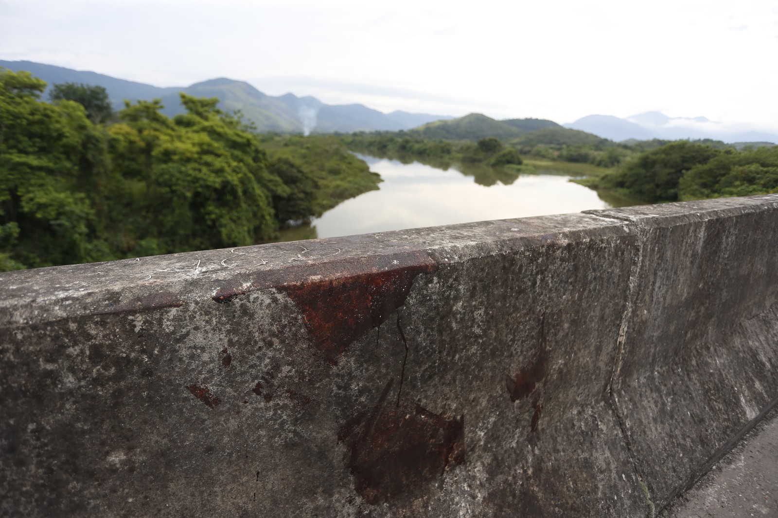 Marcas se sangue vista em mureta de viaduto sobre o Rio Guandu, de onde, segundo investigadores, o corpo de Renato teria sido arremessado. — Foto: Fabiano Rocha / Agência O Globo