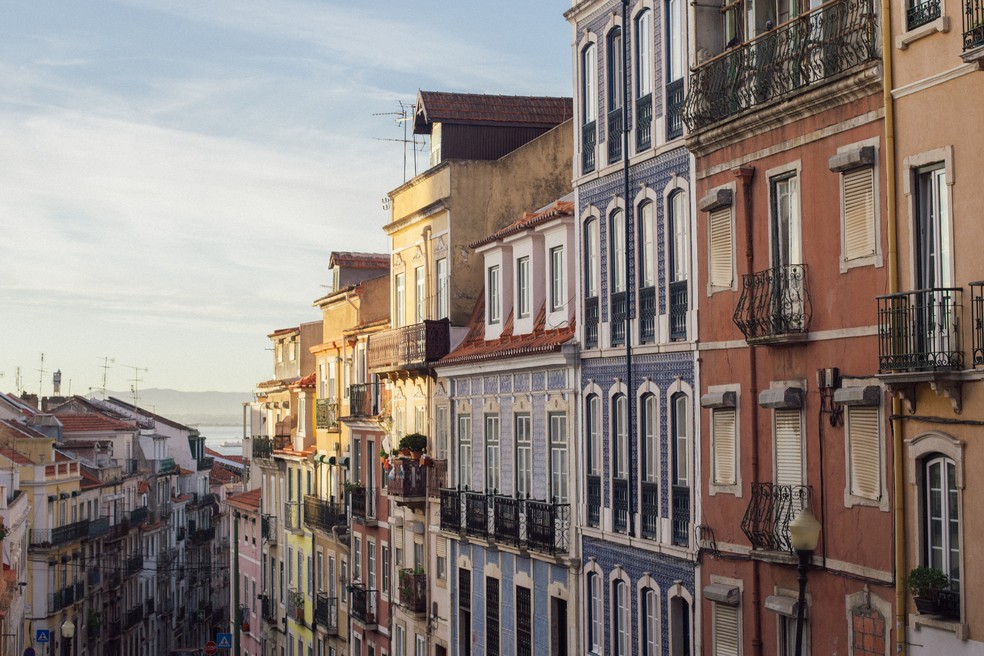 Fachadas de prédios em Lisboa: Em 2015, governo reduziu em um terço o limite de investimento para os candidatos que aceitavam comprar uma casa que precisa ser reformada — Foto: Georgios Kaleadis/Unsplash