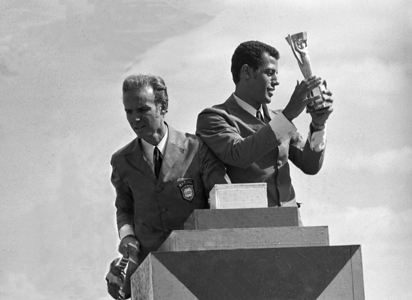 Zagallo (esquerda) e Carlos Alberto Torres desfilam com a Taça Jules Rimet — Foto: Arquivo O GLOBO