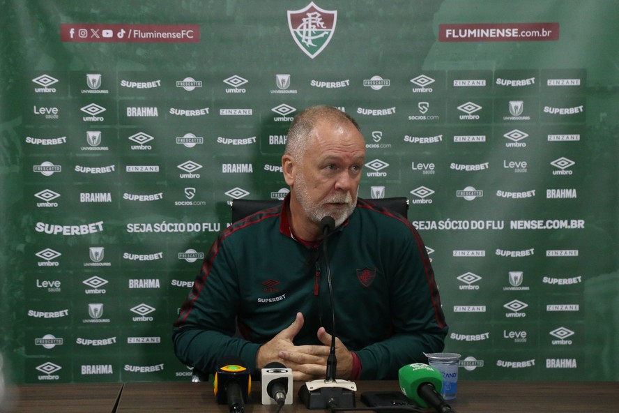 Mano Menezes durante coletiva de imprensa após Criciúma x Fluminense