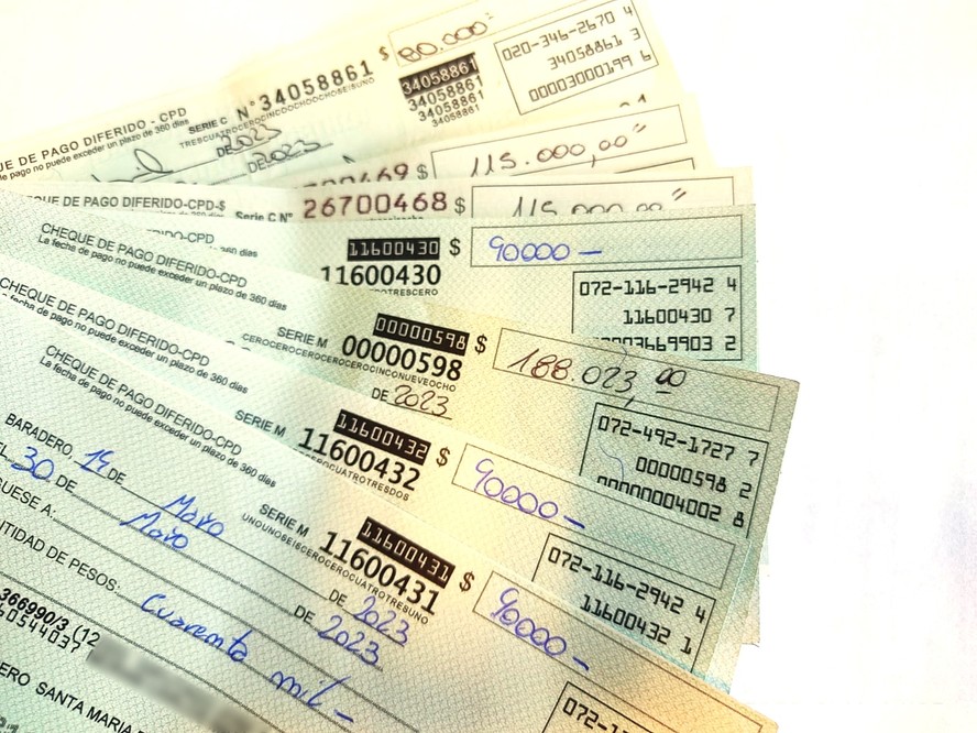 Exemplos de cheques vendidos na informalidade com descontos nas chamadas 'cuevas' de Buenos Aires