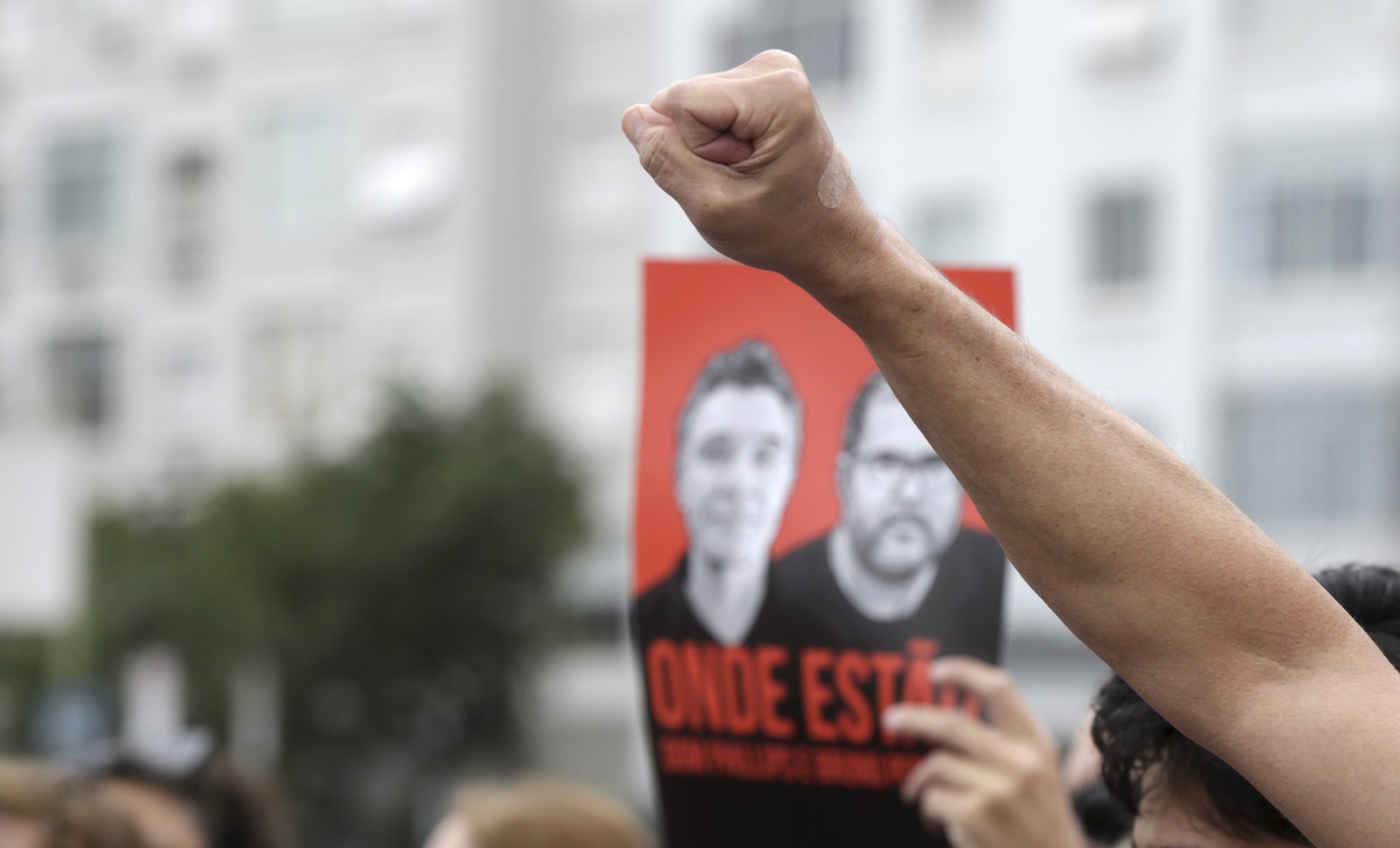 Parentes e amigos do indigenista Bruno Pereira e do jornalista inglês Dom Phillips, desaparecidos na Amazônia, marcham em protesto em Copacabana, no Rio de Janeiro, para cobrar uma resposta das autoridades  — Foto: Domingos Peixoto / Agência O Globo