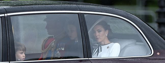 A princesa de Gales, Kate Middleton, foi vista pela primeira vez desde o Natal de 2023; futura rainha do Reino Unido estava acompanhada do marido, o príncipe William, e dos filhos — Foto: Henry Nicholls/AFP
