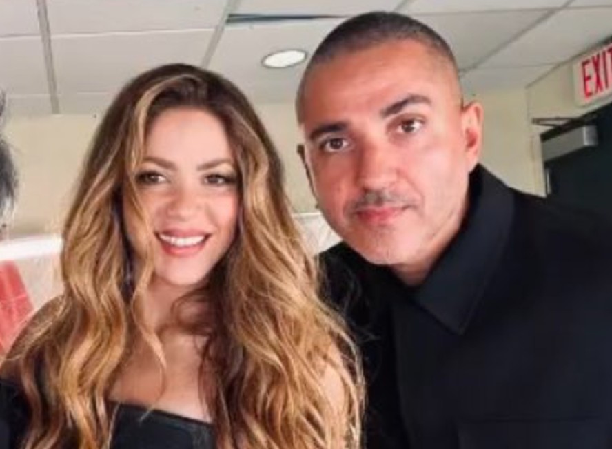 A cantora Shakira e o produtor musical Rafa Arcaute