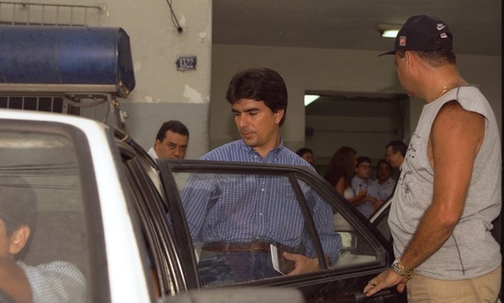 Rogério de Andrade na delegacia, em 1998, sob suspeita de mandar matar o primo — Foto:  Guilherme Pinto/Agência O GLOBO