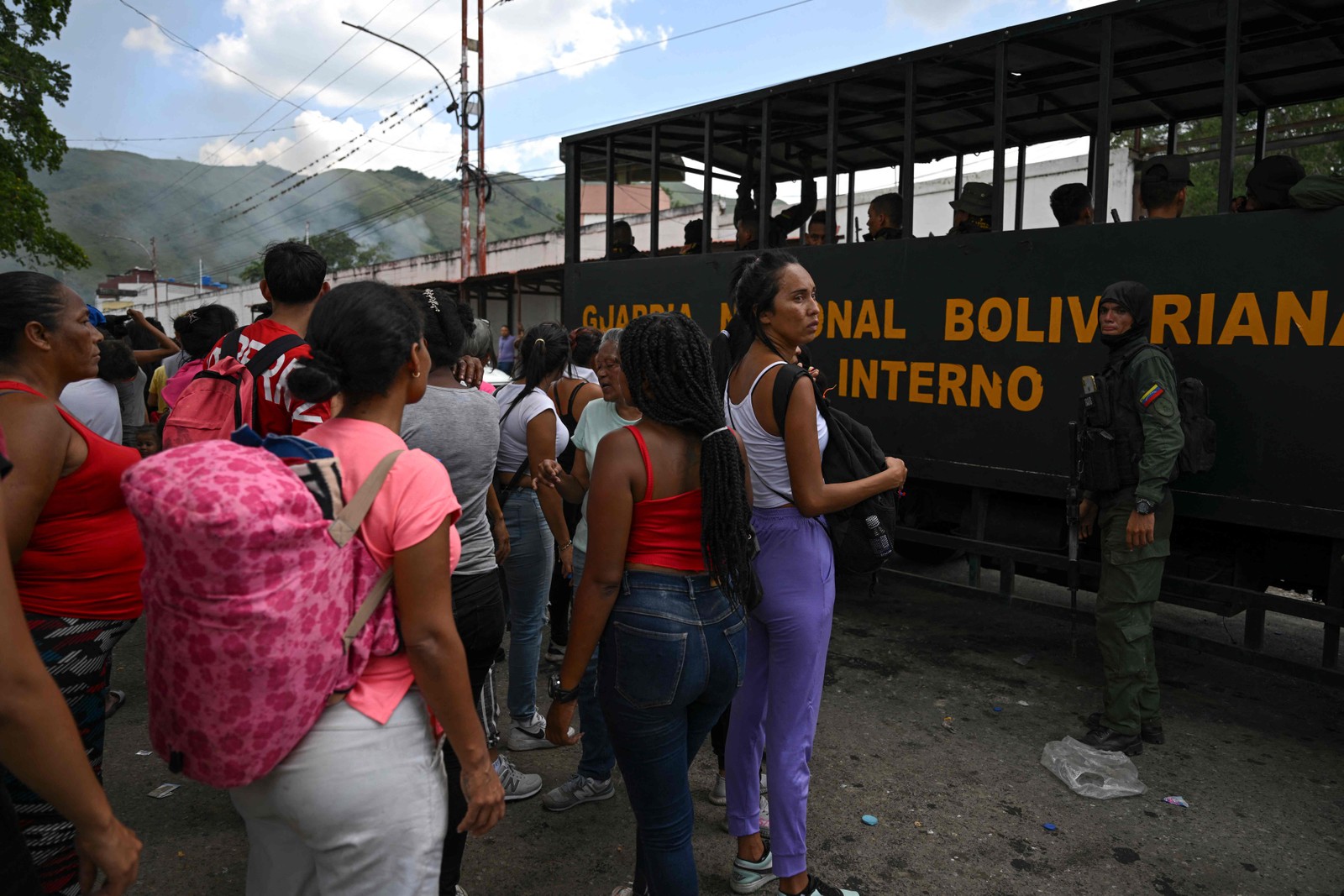 Operação das forças do governo da Venezuela na prisão de Tocoron em Maracay — Foto: YURI CORTEZ/AFP