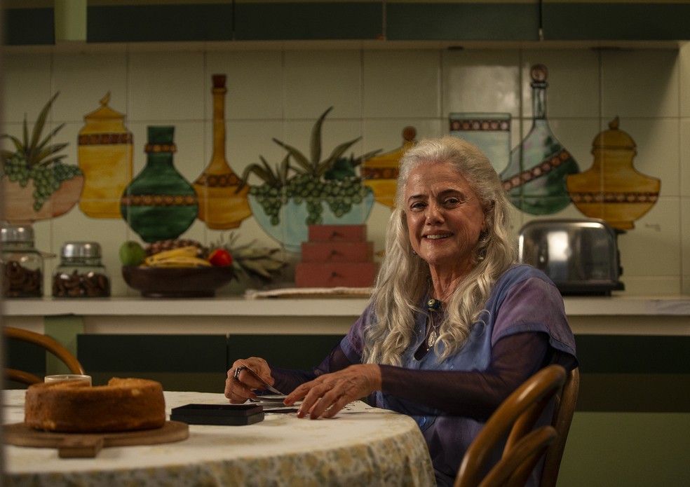 Marieta Severo: megahair para dar um ar hippie a sua personagem, Leda, mãe da protagonista — Foto: Alexandre Cassiano