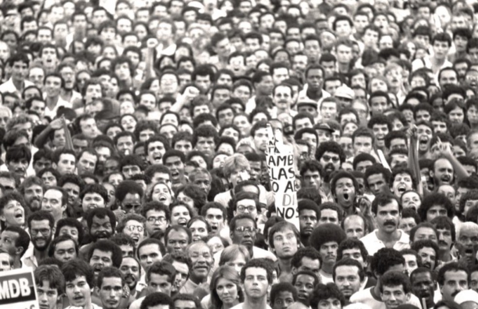 Multidão reunida pedindo eleições diretas para presidente, em 1984 — Foto: Anibal Philot