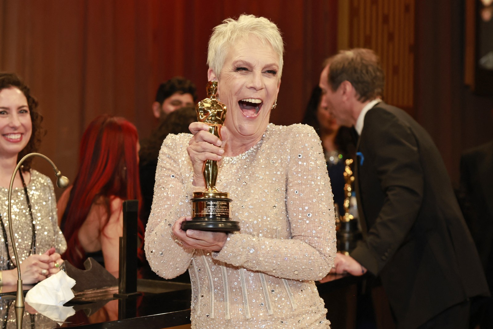 Jamie Lee Curtis, vencedora do Oscar de melhor atriz coadjuvante por sua atuação em "Tudo em todo o lugar ao mesmo tempo"  — Foto: Emma McIntyre / Getty Images via AFP