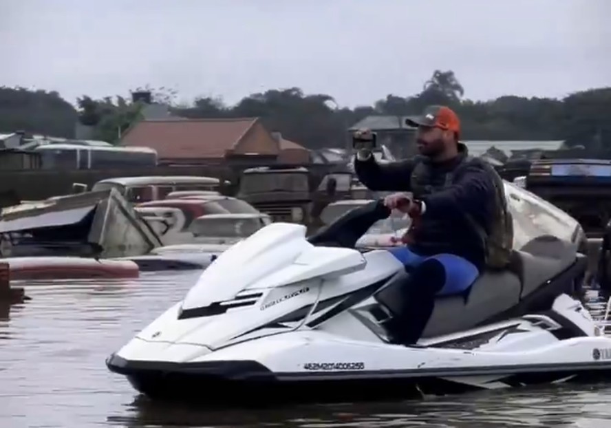 Eduardo Bolsonaro gravou imagens da inundação em Eldorado do Sul, no Rio Grande do Sul