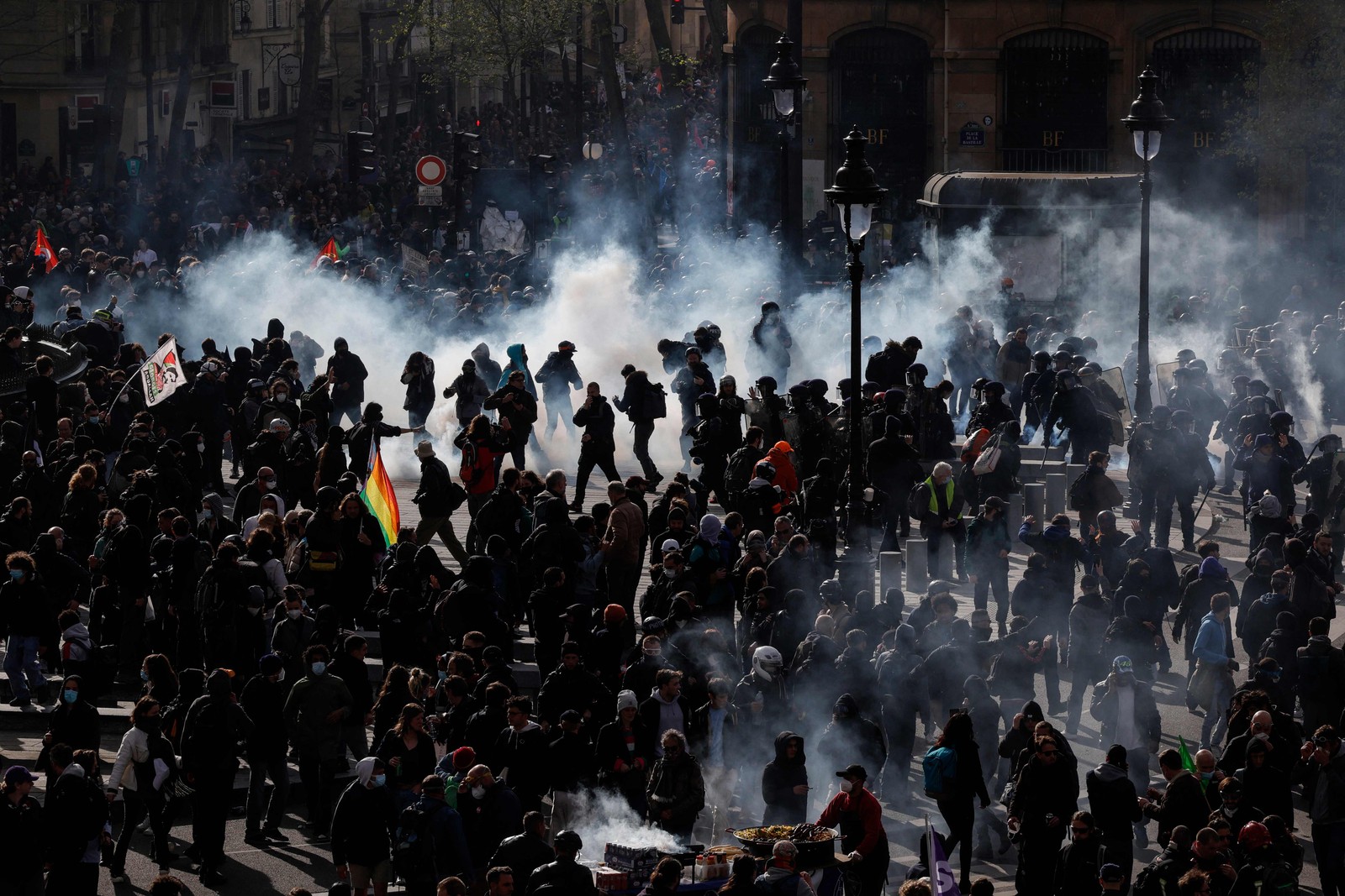Segundo a Prefeitura de Paris, cerca de 42 mil franceses foram às ruas na capital  — Foto: Geoffroy VAN DER HASSELT / AFP