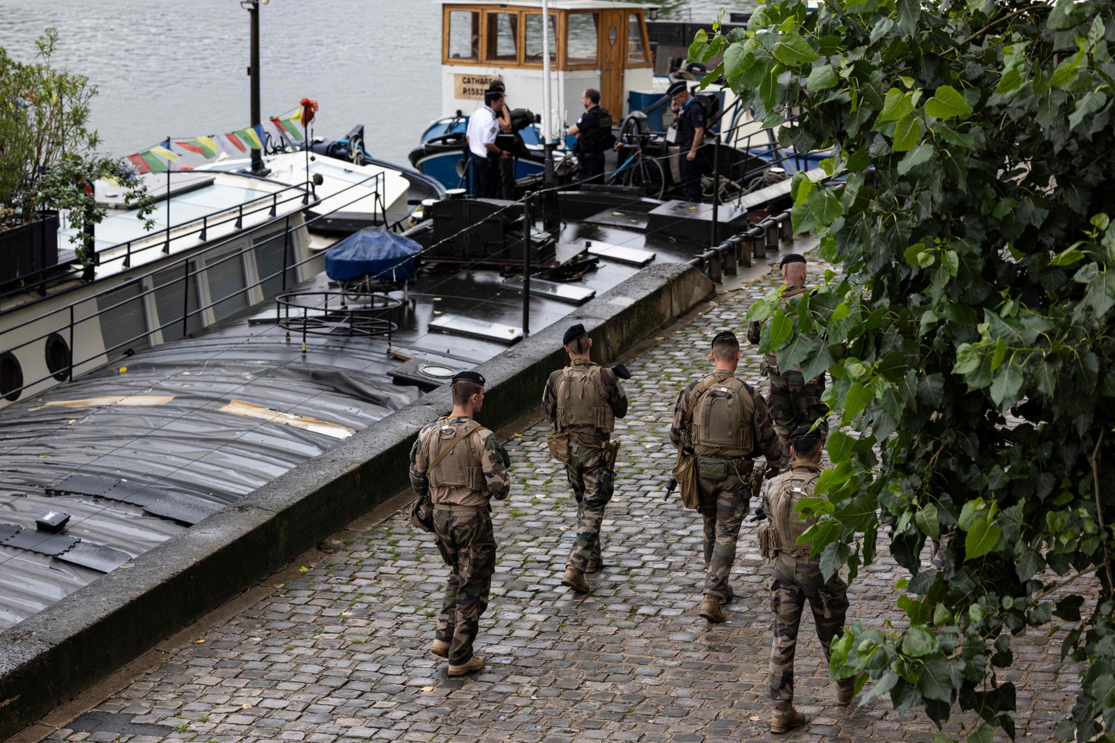 Policiais patrulham arredores do rio Sena — Foto: AFP