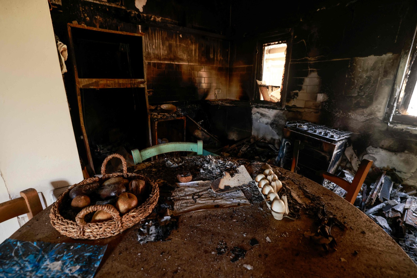 Interior de um edifício destruido no kibutz Nir Oz, ao longo da fronteira com a Faixa de Gaza, após o ataque de 7 de outubro por militantes do Hamas. — Foto: Menahem KAHANA / AFP