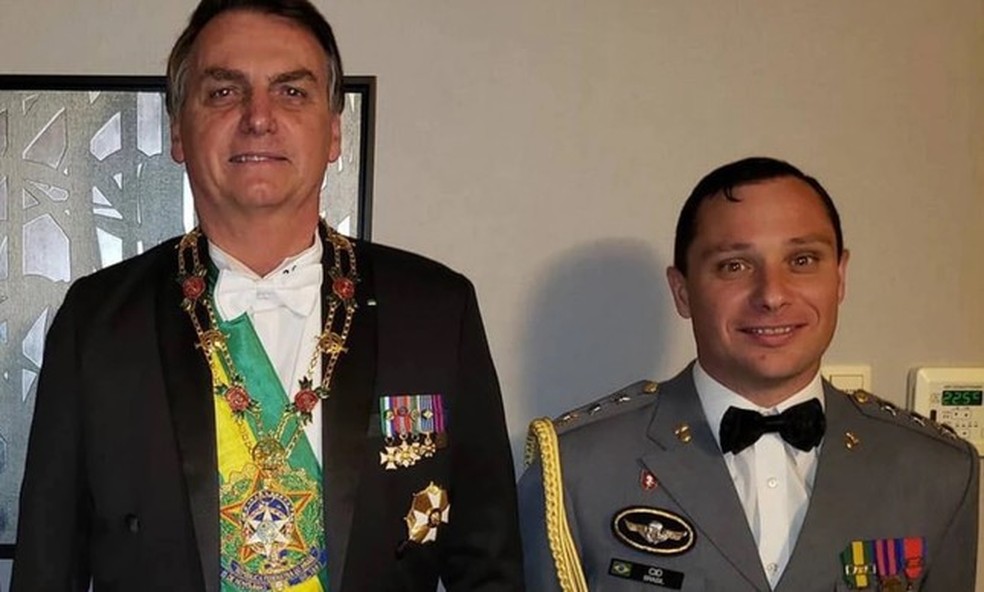 Jair Bolsonaro e Mauro Cesar Cid — Foto: Reprodução/Facebook