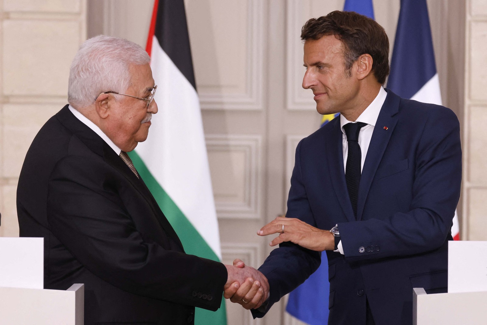 Presidente francês, Emmanuel Macron, cumprimenta presidente palestino, Mahmoud Abbas, durante entrevista coletiva no Palácio Presidencial, em Paris  — Foto: LUDOVIC MARIN / AFP