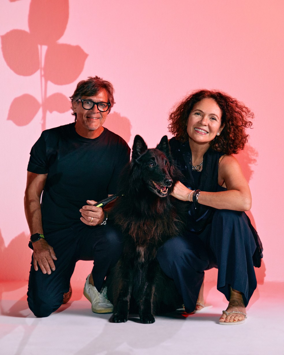 Paquito Rodriguez,  Roberta Damasceno e o cachorro Léo — Foto: Pedro Loreto