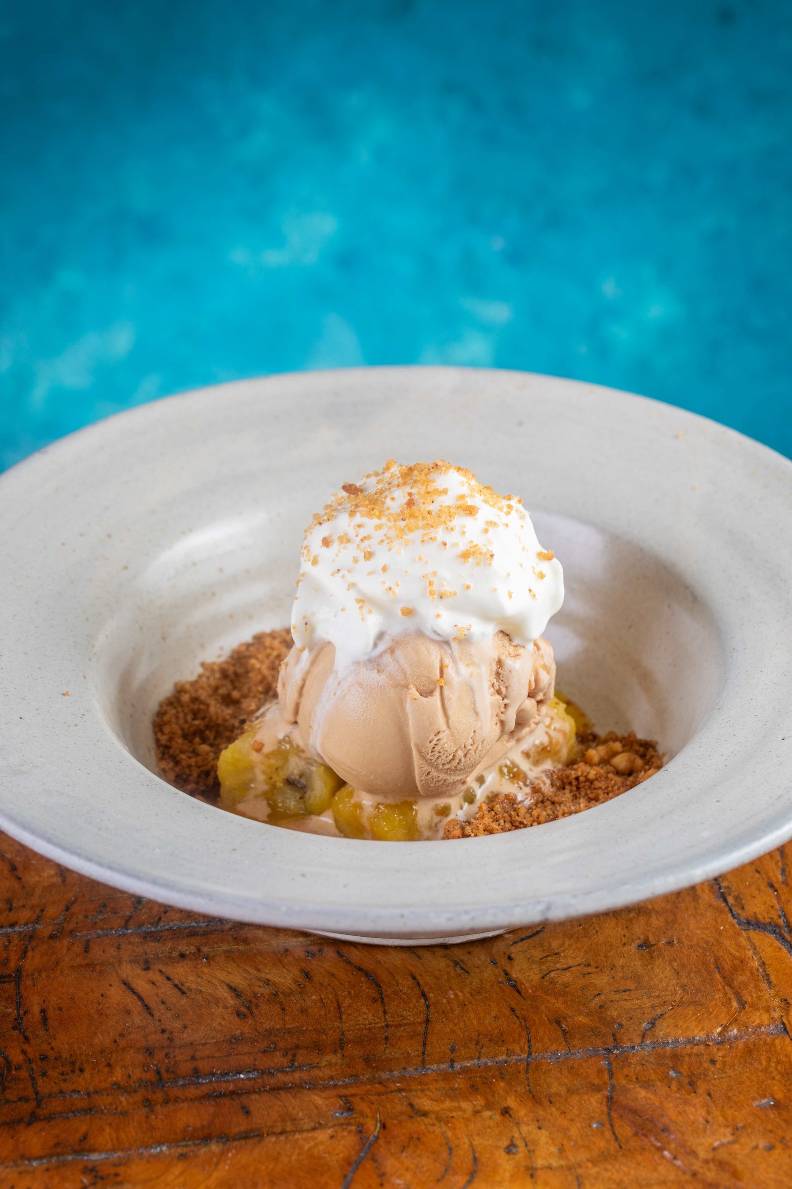 Pesqueiro. Quiosque (99995-4795) na Praia da  Reserva oferece banoffee (R$ 37) com banana flambada, gelato de doce de leite, chantilly e farofa de canela — Foto: Divulgação/ Tomas Rangel