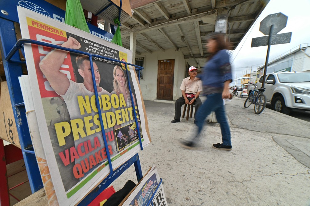 Jornal anuncia vitória de Noboa nas eleições presidenciais no Equador. — Foto: MARCOS PIN / AFP