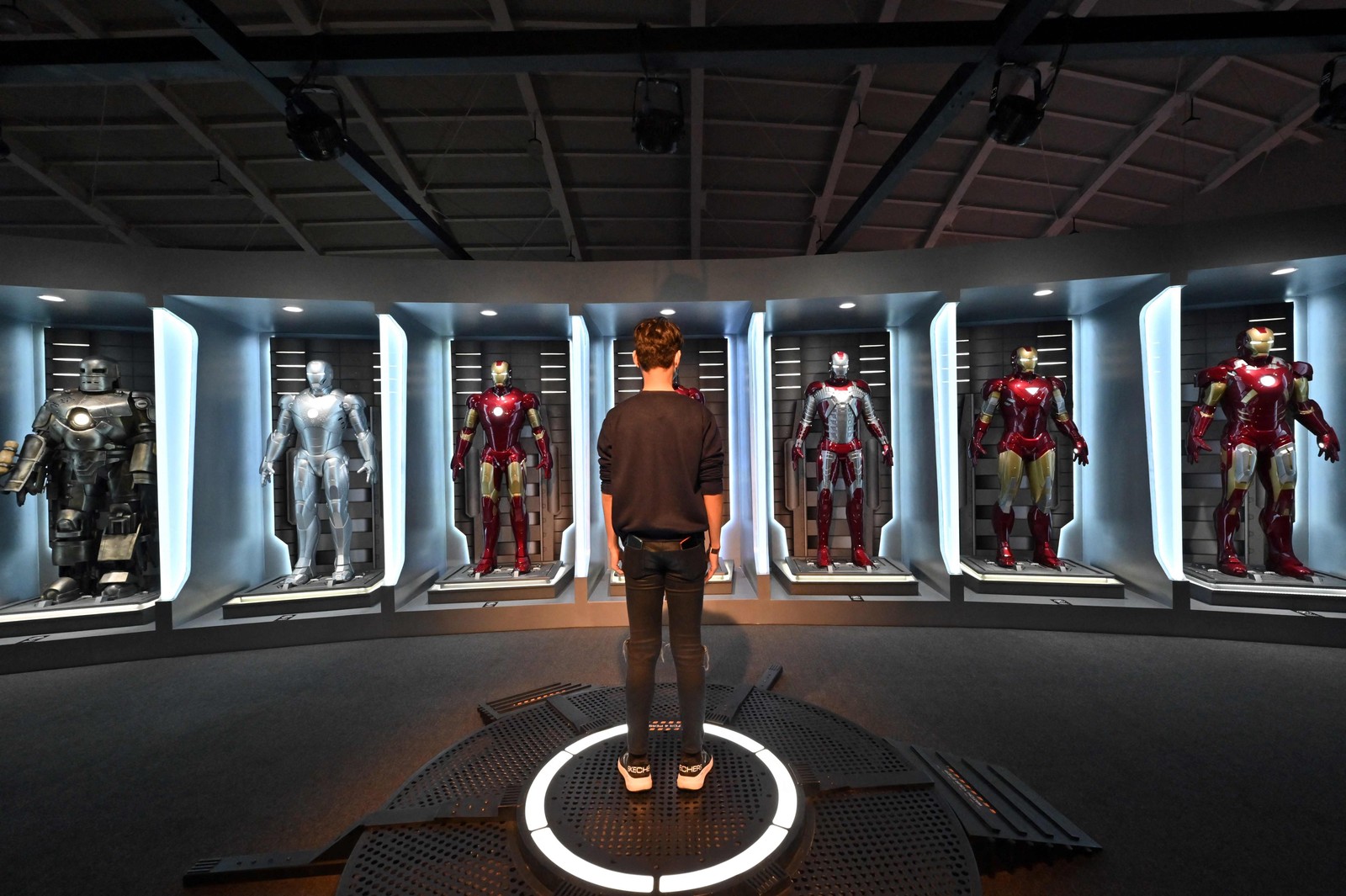 Visitante observa os trajes do Homem de Ferro durante uma exposição da Marvel Studios em Jacarta — Foto: ADEK BERRY / AFP