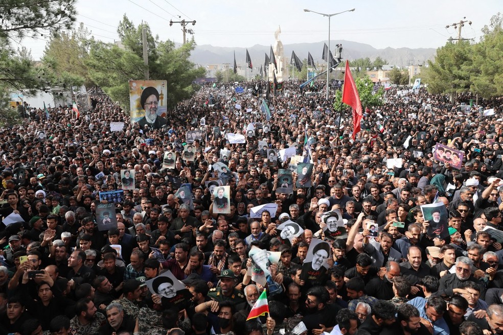 Milhares de iranianos em procissão durante o funeral do presidente Ebrahim Raisi, morto em acidente aéreo no domingo, na cidade de Birjand. — Foto: Iranian Presidency/AFP